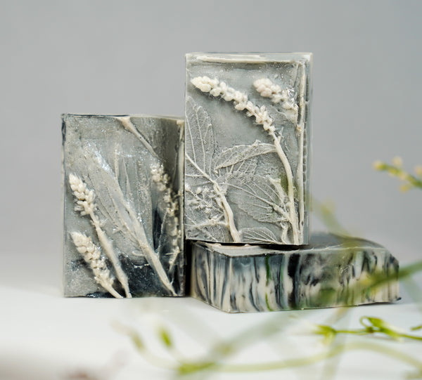 Surrounded By Nature gift set in silver/charcoal